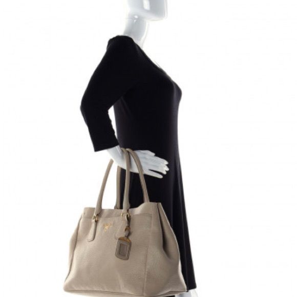 PRADA
Vitello Daino Tote Sabbia - Picture 2 of 3